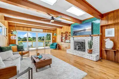 Image de Mango Shores: Trendy Riverfront House w/Game Room, Speakeasy & Pool!