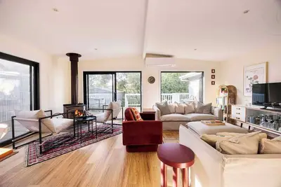 Image de Comfy Coastal Delight | Games, Fire & Outdoor Bath