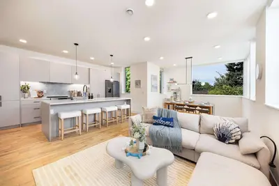 Image de Ocean-Inspired 3b Modern Retreat w, Kids Room