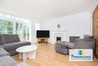 Bournecoast - Town centre holiday home with outside decking and parking - Hb9635