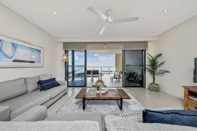 Image de Brilliant Harbour Views & Lap Pool: walk to shops