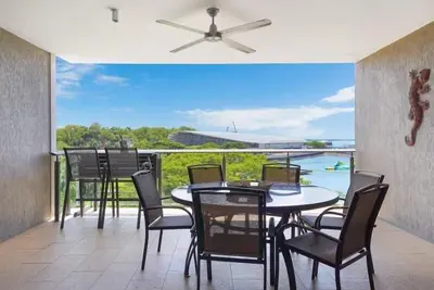 Image de Superb Waterfront Lagoon Views: Balcony Relaxing