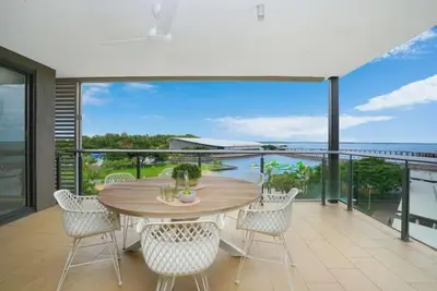 Image de Tranquil Waterfront Lagoon Views: Bbq + Cafes