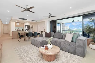 Image de Breathtaking Waterfront Lagoon Views + Restaurants