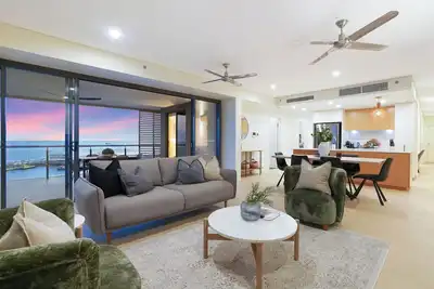 Image de Captivating Waterfront Lagoon Views Sub-Penthouse