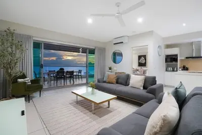 Image de Sub-Penthouse Stunner, 180° Harbour Views + Pool