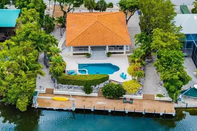 Image de Discover luxury at Stillwater Cove, a stunning 3br retreat with beautiful pool and dockage.