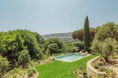 Image de La Ribote, vue sur le village de Ramatuelle