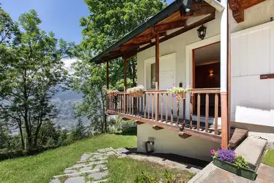 Image de Appartement 'L'abri' avec vue sur les montagnes, jardin commun et Wi-Fi
