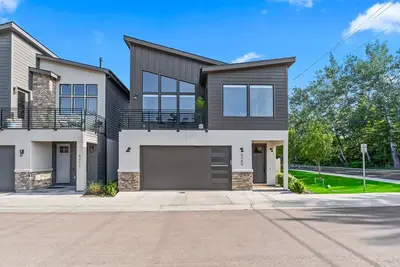 Image de Dark & Sleek 3br Escape by the Course