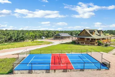 Image de Log Home w/ Firepit, Porch, Ping Pong & Pickleball