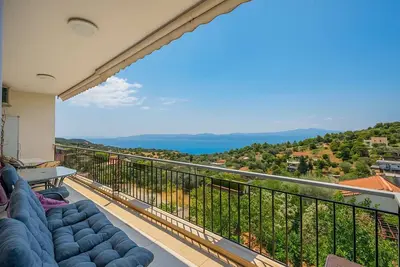 Image de Peaceful Hilltop Apartment with Balcony & Sea View