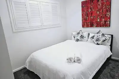 Image de Blissful Modern 5 Br Lux Style Family House