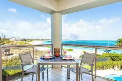 Image de Oceanfront 1-Bedroom Suite on Grace Bay Beach - Washer+Dryer - 2 Full Bathrooms