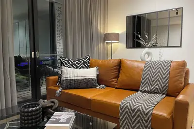 Image de Cosy 1-Bedroom Apartment in Waterfall with a Pool, Gym, Balcony and Restaurant