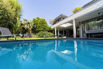 Image de Élégante Maison Spacieuse avec Piscine porte Bordeaux