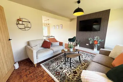 Image de Modern 3-Bed Home in Yeovil with Free Private Parking Wi-Fi & Garden