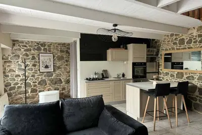 Image de maison en pierre proche de la mer