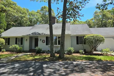 Image de Charming Cotuit Home, Just Reduced. \n400. 00 per night--Small Pet Ok\nSleeps 8.