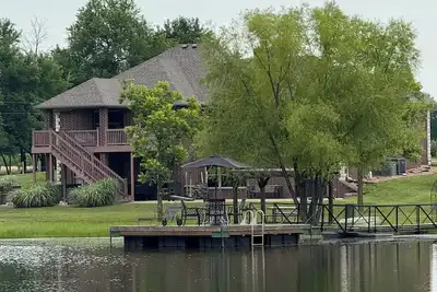 Image de Waterfront large house with 2 outdoor living spaces on 40 acres with Winery.