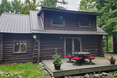 Image de Cozy 3-Bedroom All-Season, Drive-To Lakeside Log Cabin - Under New Ownership