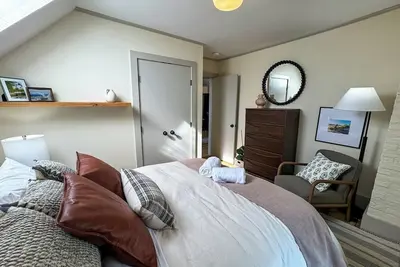 Image de Brand New Charming 2-bedroom apartment with WiFi, Ac on Main Street Stockbridge