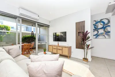 Image de Exclusive Bauhaus Family Haven in Melrose