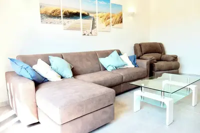 Image de Bright 2 bedroom and 2 bathrooms apartment at the 2nd and last floor.