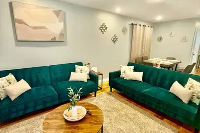 Image de Luxurious, Cozy and Spacious 6-bedroom escape with parking sleeps up to 16.