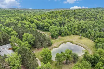 Image de 90 Acre Lodge w/ Pond | Foosball | Pool Table