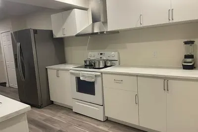 Image de 🏡 Home – Lower Level Walkout 🌿 PrimeLocation | 2 Large Bedrooms | 1 Full Bath