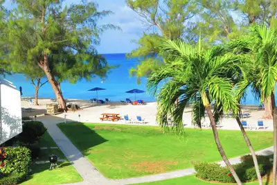 Image de Tranquil Villa with Ocean Views, Only Steps Away From Seven Mile Beach!