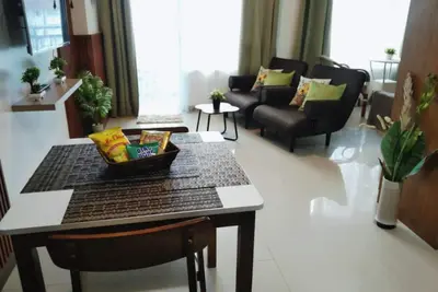 Image de Studio spacieux avec balcon et vue sur la mer