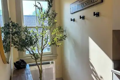 Image de Spacious 3-bedroom apartment with WiFi, Ac on Main Street Stockbridge