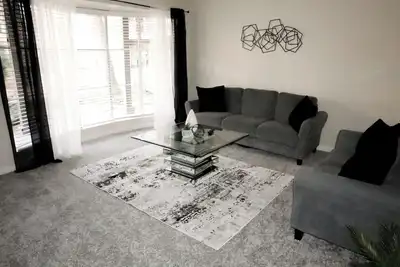 Image de 1-bedroom apartment Cozy Luxe Stay Galleria Area