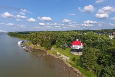 Image de Enchanting Riverfront Nest! Beautiful 3-Bedroom Lighthouse with Panoramic Views!