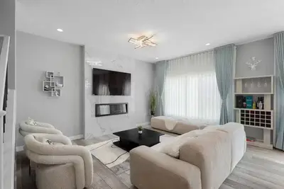 Image de Kay Homes | Lakeview Haven – Walk to Park, 4 Mins to Restaurants, Shops & Cinema