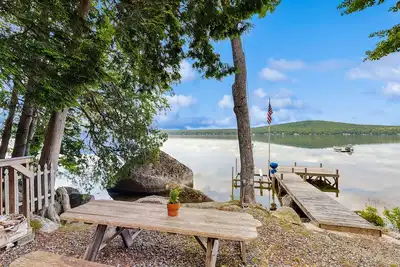 Image de Peaceful Lakefront Escape with Outdoor Dining, Beach Access, Deck & Firepit