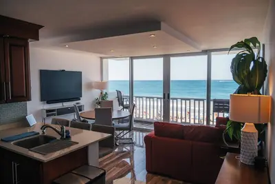Image de Upsacle Beachfront Condo in Heart of San Juan - Walk to Bars, Dining and Surf