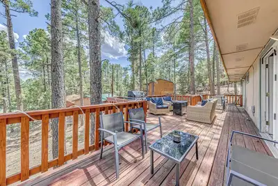 Image de 1 Block to Hiking: Ruidoso Home w/ Game Room