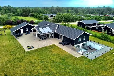 Image de Luxurious pool house | Steam room | Sauna | Pool table | Slot machines | Enclosed garden