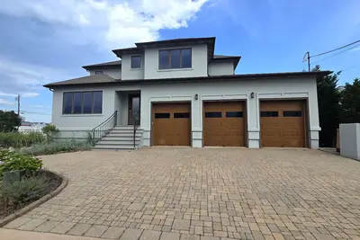 Image de Spacious 5-bedroom 4 Full Bathroom Waterfront Home in Mantoloking Shores!