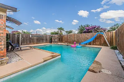 Image de Rare 3br House - Pool, King Bed, and Grill in Garland