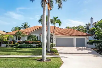 Image de Spacious Waterfront Villa • Heated Pool • Canal • Walk to Beach • Top Dining