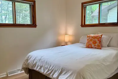 Image de Cozy acorn cottage w/ lake view