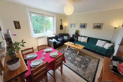 2 bedroom flat in peaceful location near the sea, a short trip from city centre