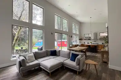 Image de Modern home in idyllic setting - pvt. yard w/gas grill - close to beach & hiking