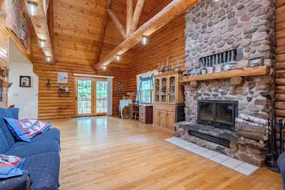 Image de Cozy 3-bedroom cabin with WiFi and Ac in tranquil Greenwood