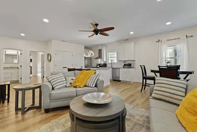 Image de 2bd/2ba Townhome * Renovated * 30+ day stay