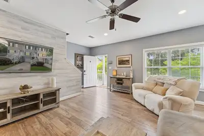 Image de Newly Remodeled * Bright & Spacious Townhome * Dogs Welcome